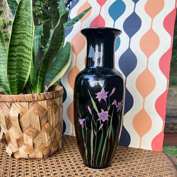 Vintage Japanese Lacquered Black Iris Vase w/Gold Trim - Picture 6 of 14